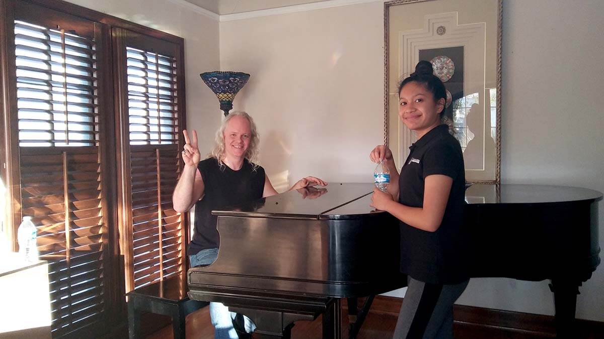 Sean Lee - The Voice Mechanic-Teaching an in-home singing lesson